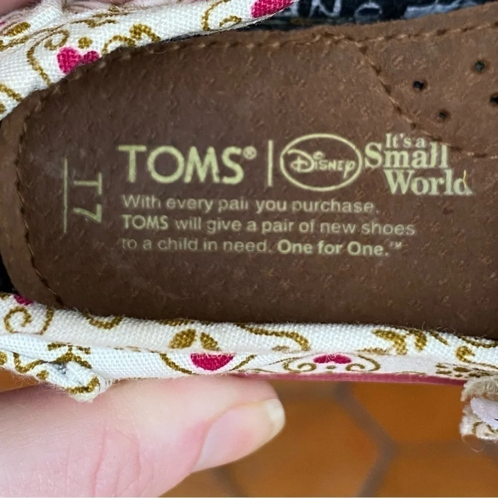 Disney x TOMS It's a Small World Theme Canvas Slip on Shoes Toddlers Sz 7 Youth